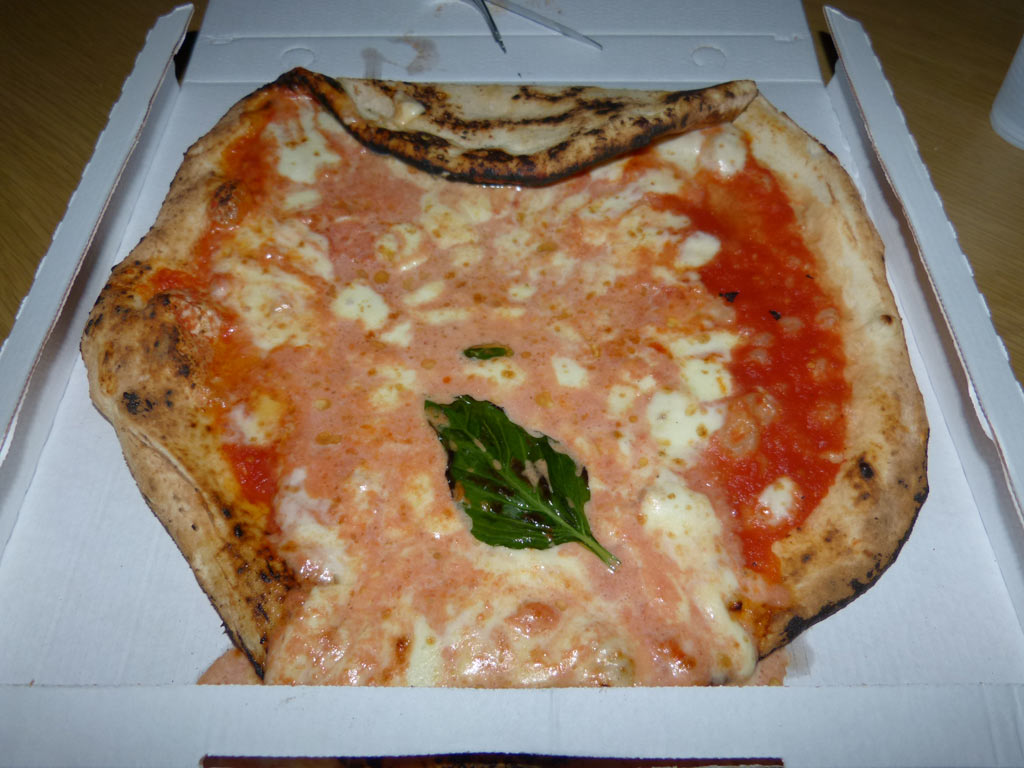 moments-of-travel-eating-pizza-margherita-in-naples