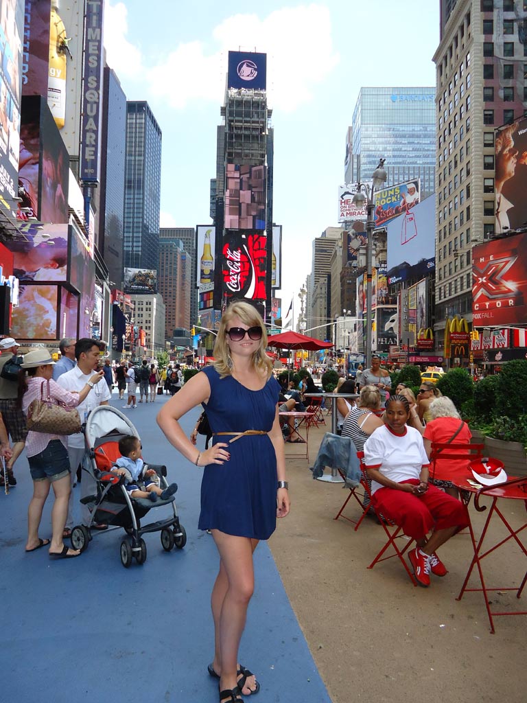 moments-of-travel-in-times-square-in-new-york-city