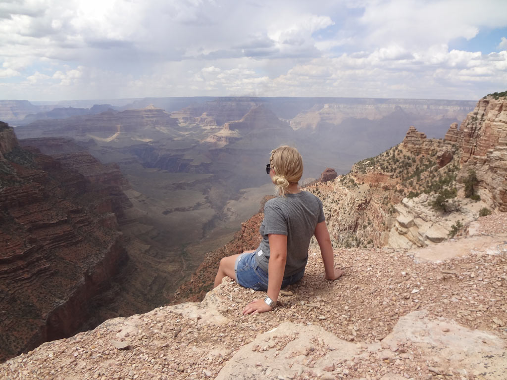 moments-of-travel-sitting-in-gran-canyon