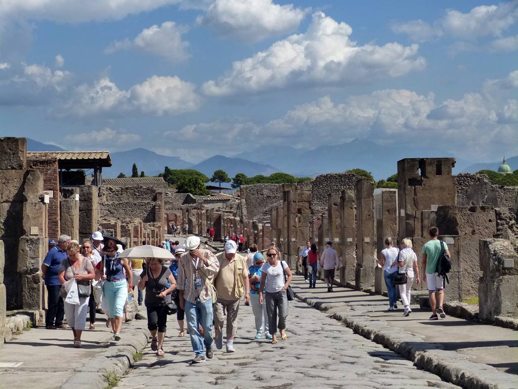 moments-of-travel-strolling-through-the-ruins-of-pompeji