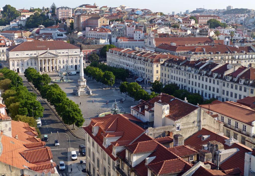 moments of travel morning walk in Lisbon, Portugal (6)