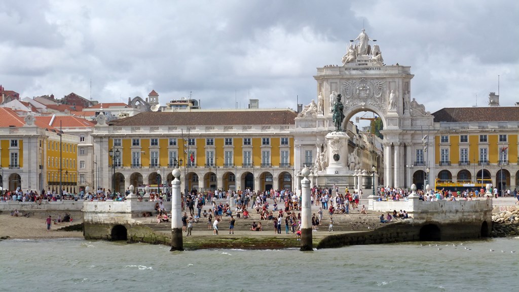moments of travel on yellow boat tour in Lisbon, Portugal (12)