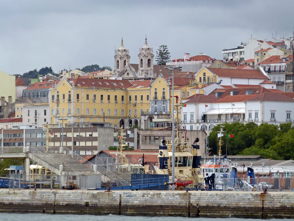 moments of travel on yellow boat tour in Lisbon, Portugal (5)