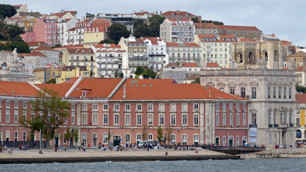 moments of travel on yellow boat tour in Lisbon, Portugal (8)