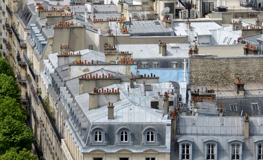 moments of travel on top of the Arc de Triomphe in Paris