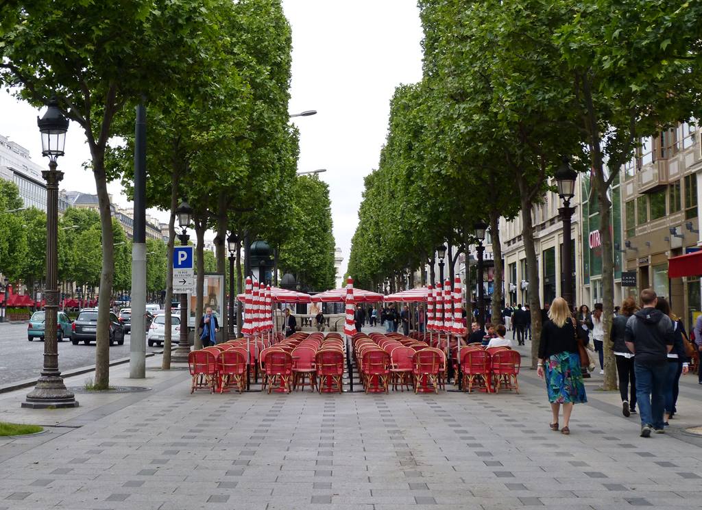 moments of travel walking along the Champs-Èlysèes (8)