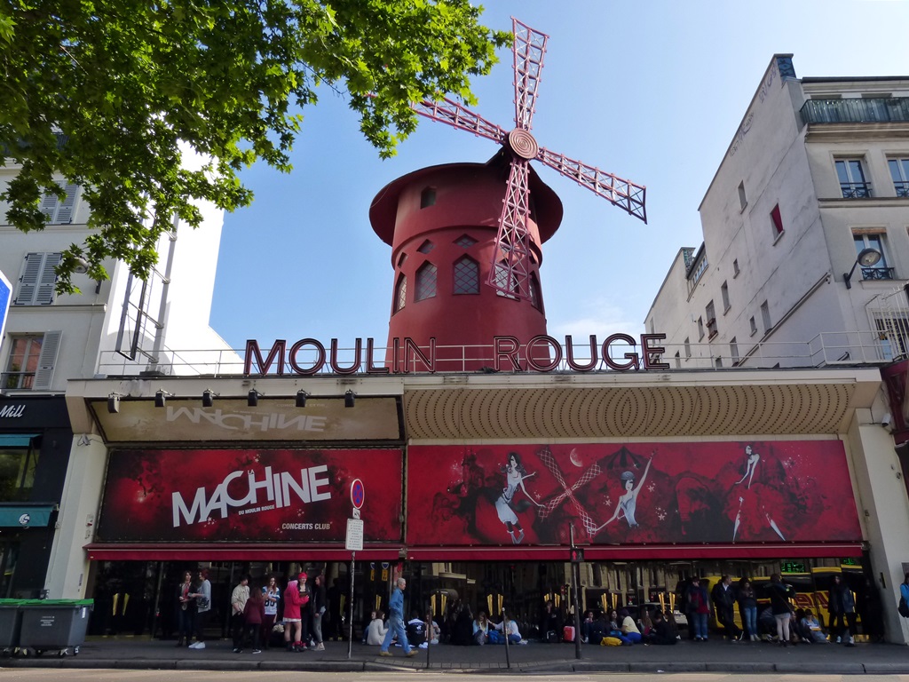 moments of travel walking around Montmartre in Paris