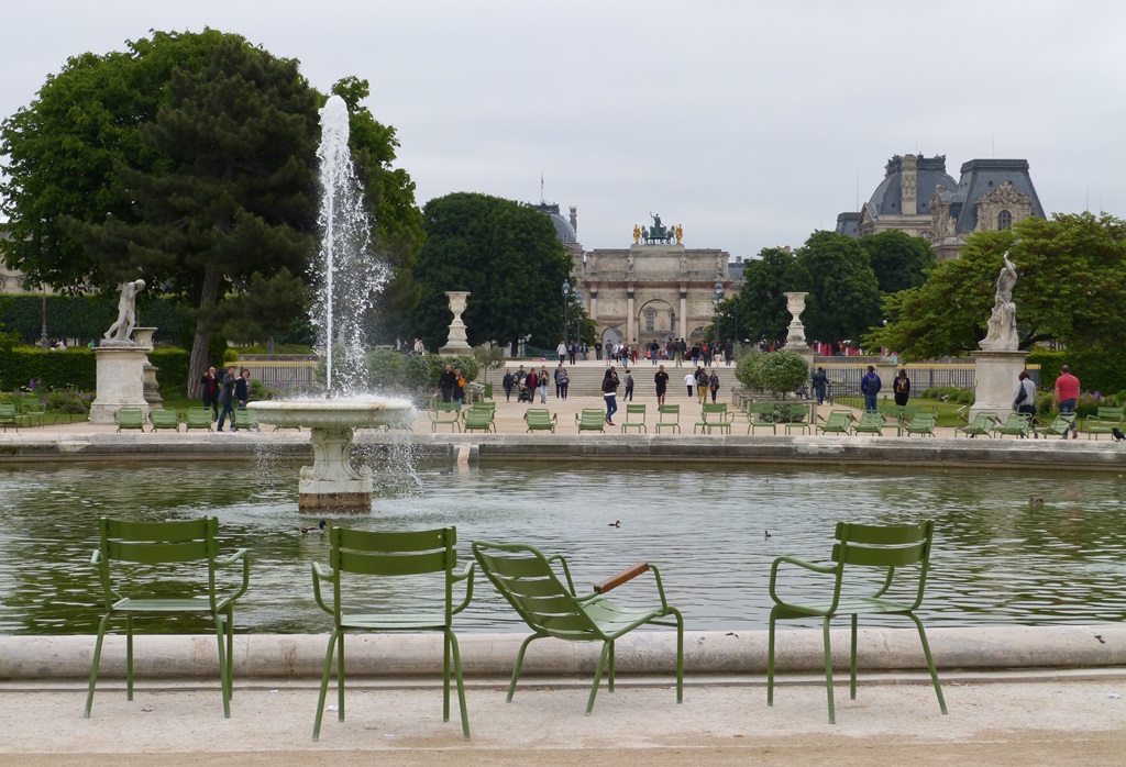 moments of travel walking around Paris