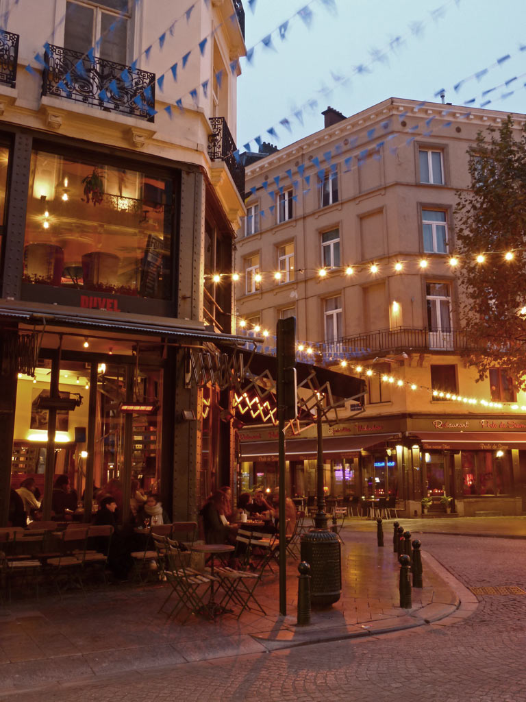 Cafe in der Abenddämmerung in Brüssel, 48 Stunden Brüssel