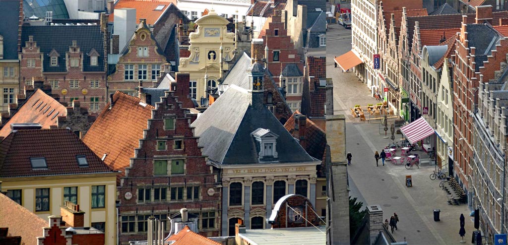 Historische Häuser in Gent und Fußgänger laufen Straße entlang, Gent Sehenswürdigkeiten, Moments of Travel