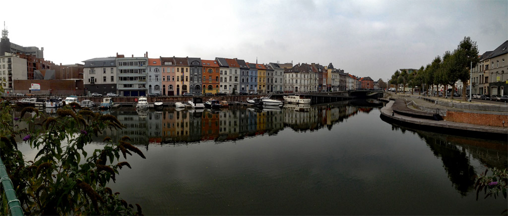 Bunte Häuser am Wasser in Gent, Gent Sehenswürdigkeiten, Moments of Travel