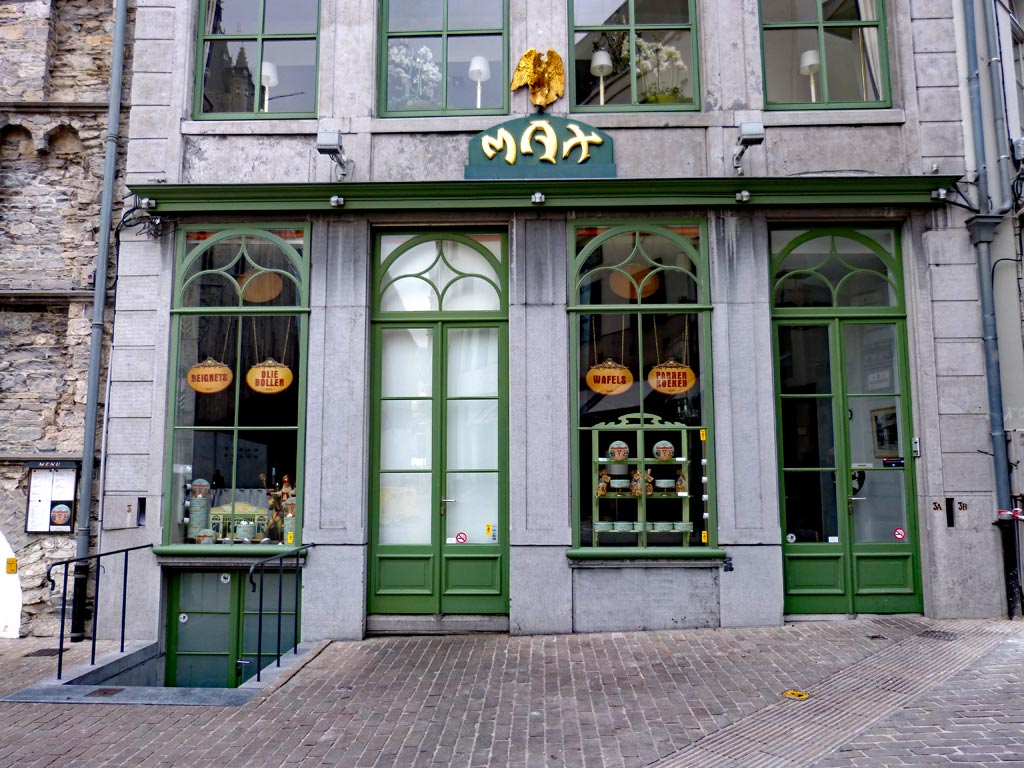 Cafe Max mit grünen Türen in Gent, Gent Sehenswürdigkeiten, Moments of Travel