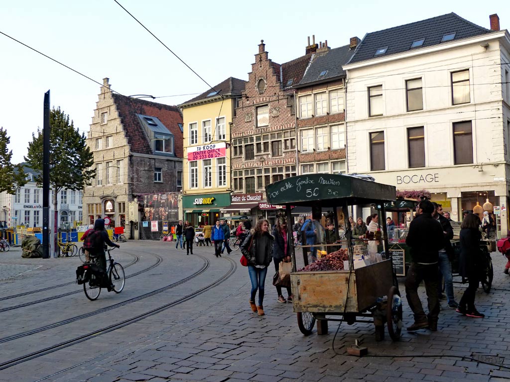 Fußgänger kaufen Snacks an Essensständen in Gent, Gent Sehenswürdigkeiten, Moments of Travel