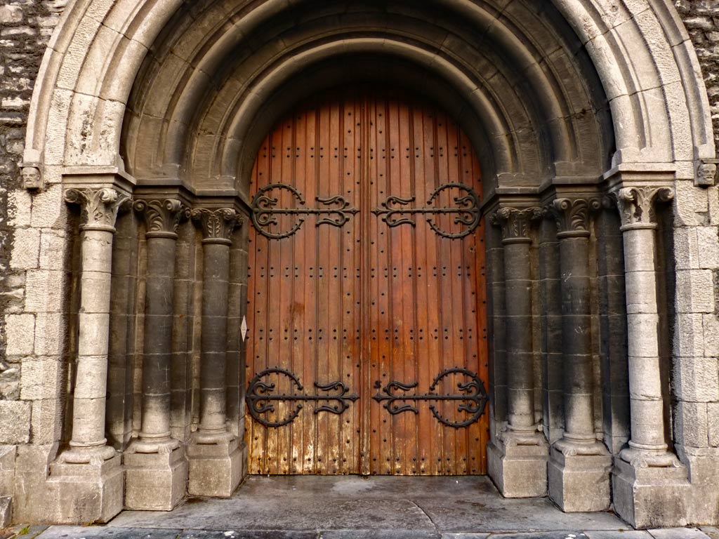 Eingang Kirche, braune Holztür in Gent, Gent Sehenswürdigkeiten, Moments of Travel