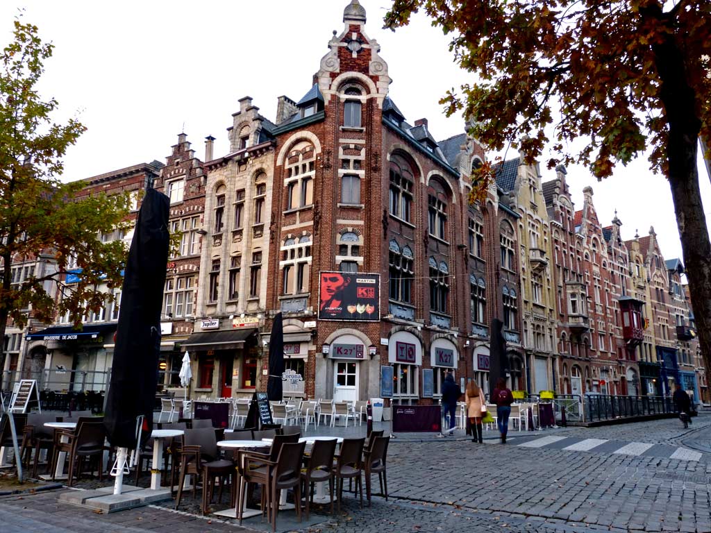 Stühle stehen vor rotem Wohhaus in Gent, Gent Sehenswürdigkeiten, Moments of Travel