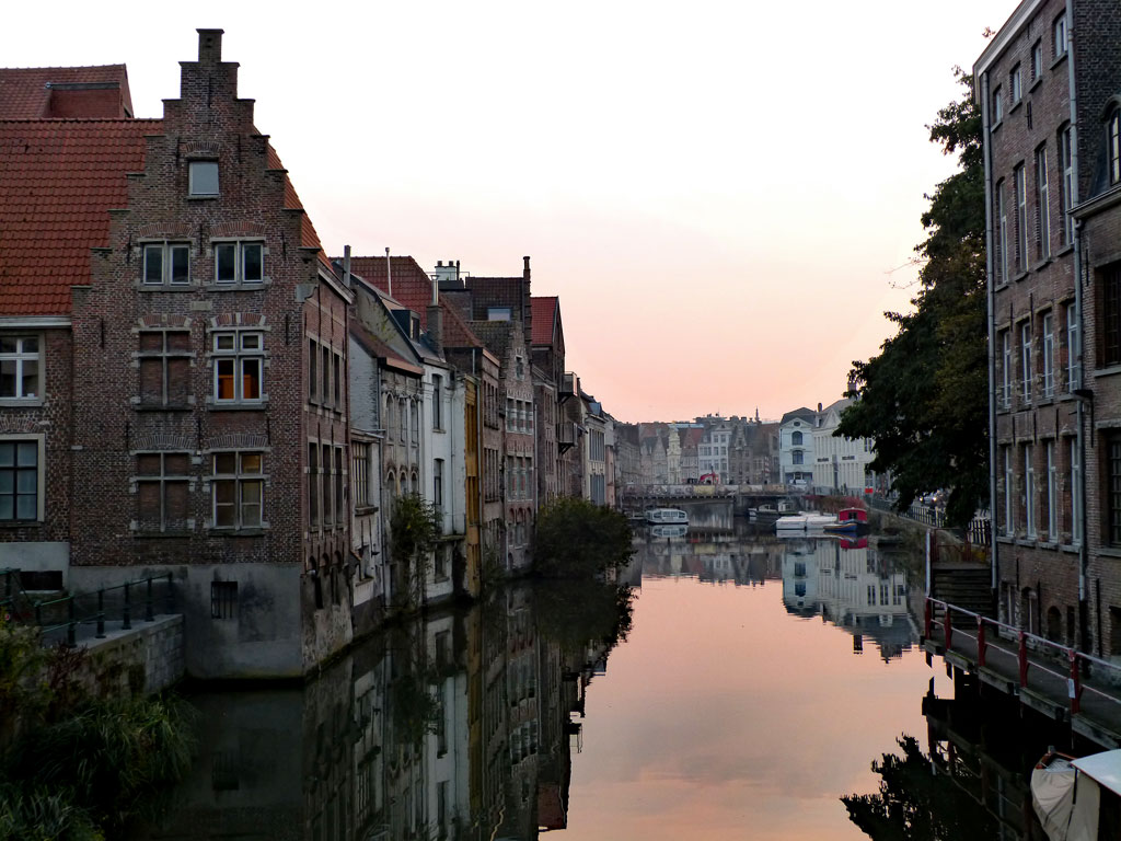 Alte Häuser am Wasser bei Sonnenuntergang, Gent Sehenswürdigkeiten, Moments of Travel