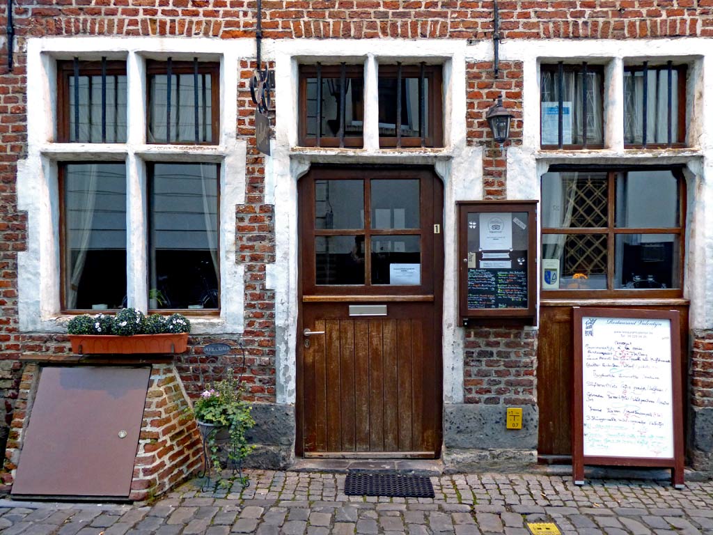 Holztür und Hausfassade in Gent, Gent Sehenswürdigkeiten, Moments of Travel