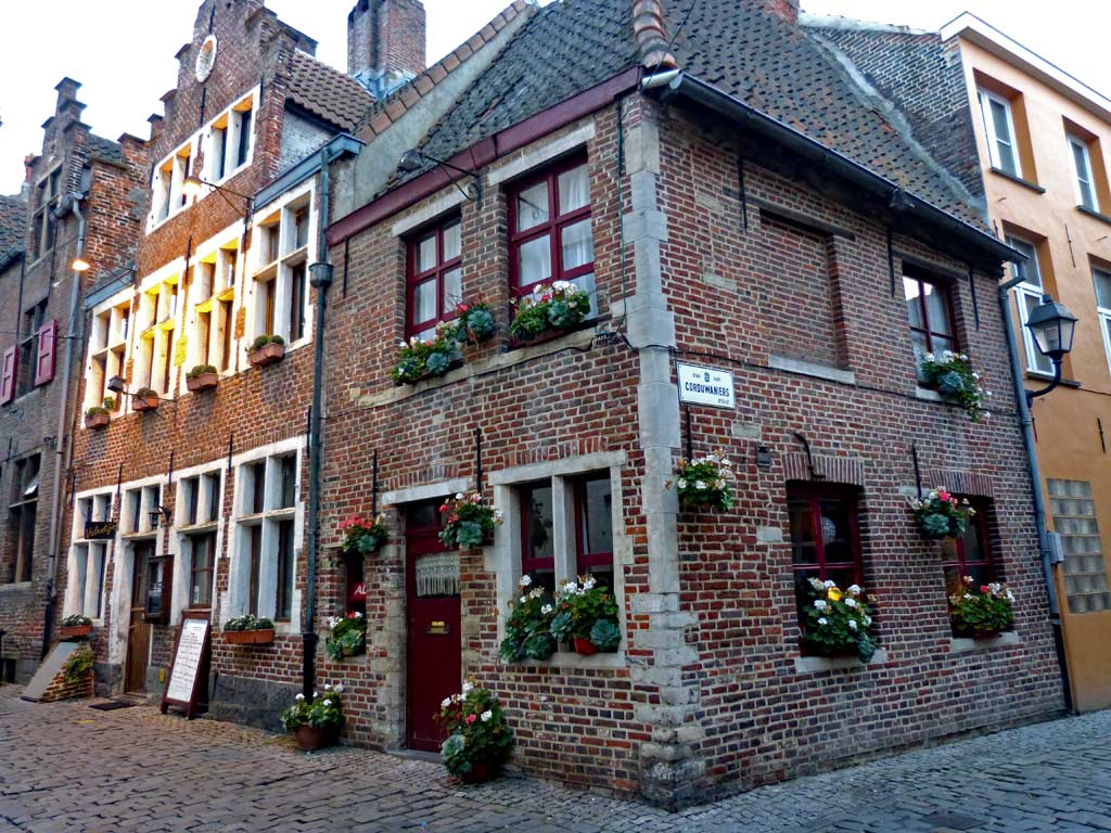 Eckhaus mit Pflanzen in Gent, Gent Sehenswürdigkeiten, Moments of Travel