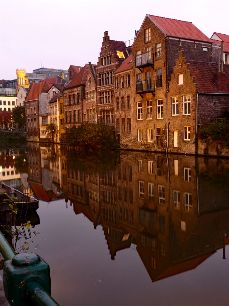 Alte Häuser am Wasser in der Abenddämmerung, Gent Sehenswürdigkeiten, Moments of Travel