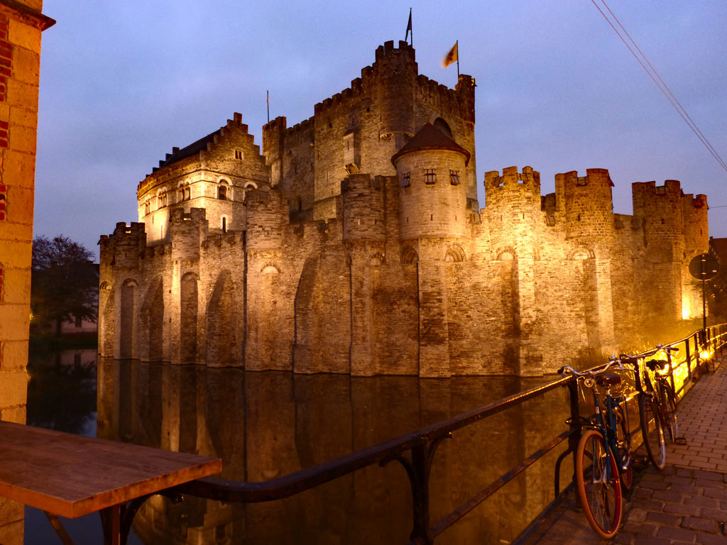 Gravensteen mit Wassergraben. Burg in der Nacht, Gent Sehenswürdigkeiten, Moments of Travel