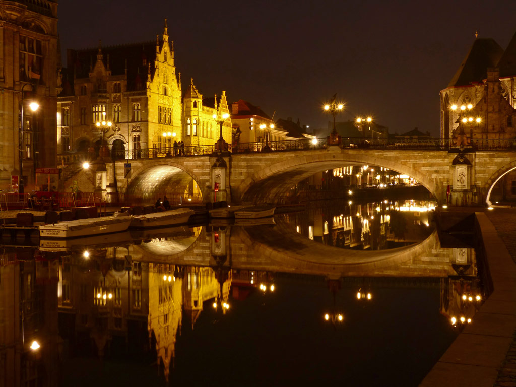 Brücke bei Nacht mit Wasserreflexionen, Gent Sehenswürdigkeiten, Moments of Travel