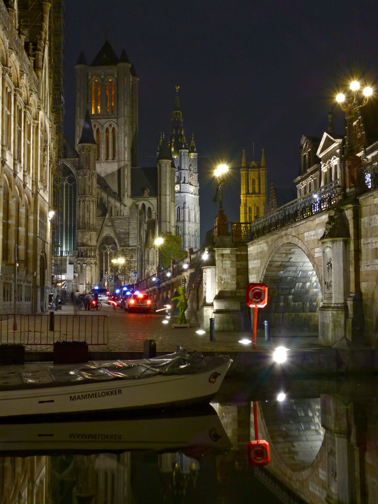 Blick auf historisches Zentrum in Gent bei Nacht, Gent Sehenswürdigkeiten, Moments of Travel