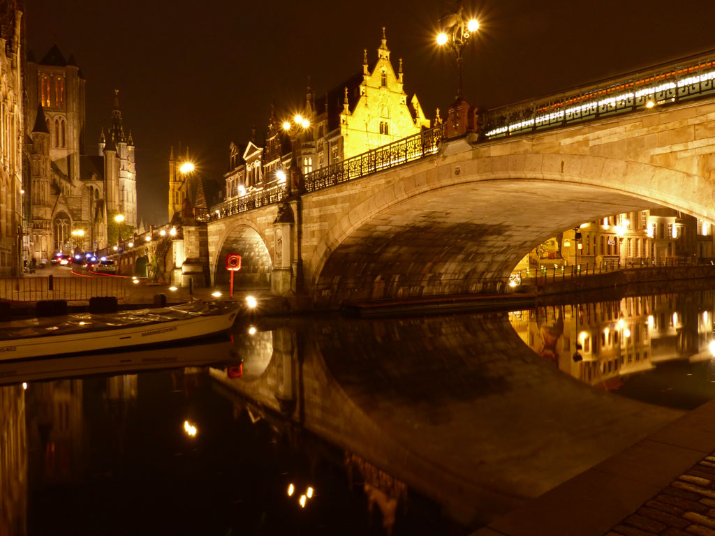 Blick auf Brücke bei Nacht in Gent, Gent Sehenswürdigkeiten, Moments of Travel