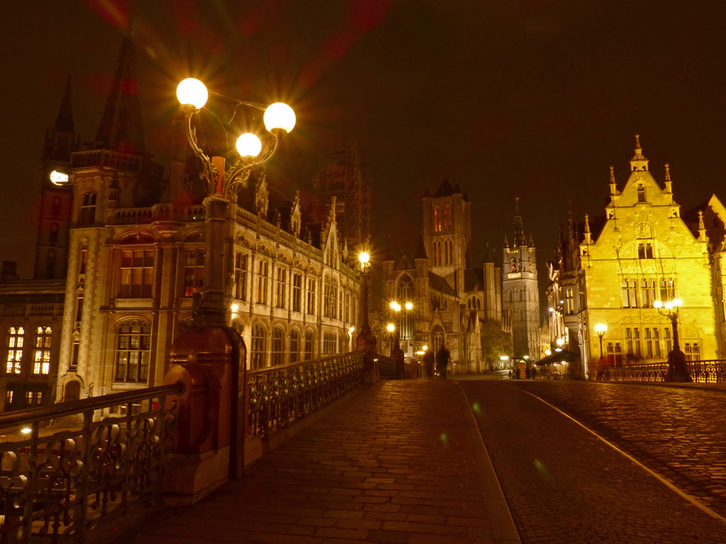 Blick auf historischen Stadtkern von Gent bei Nacht, Gent Sehenswürdigkeiten, Moments of Travel