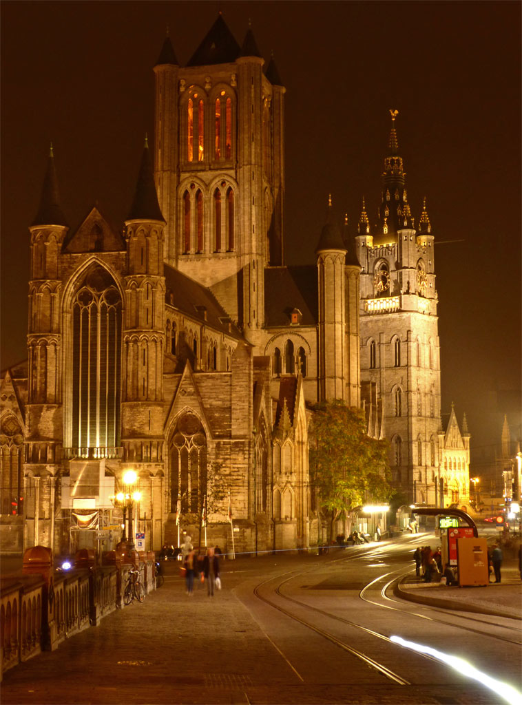 Blick auf historischen Stadtkern von Gent bei Nacht, Belfried, Gent Sehenswürdigkeiten, Moments of Travel