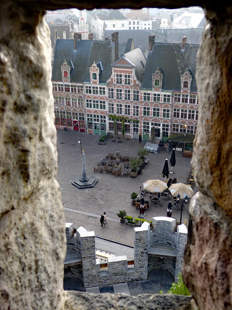 Blick auf historischen Marktplatz mit Menschen in Gent, Gent Sehenswürdigkeiten, Moments of Travel