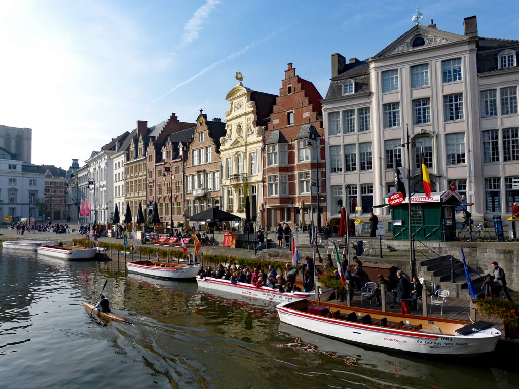 Boote auf dem Wasser vor Häuser an Korenlei, Graslei in Gent, Gent Sehenswürdigkeiten, Moments of Travel