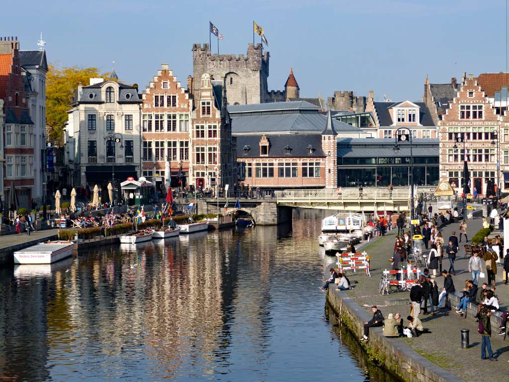 Blick auf Graslei, Korenlei bei Sonnenschein, Gent Sehenswürdigkeiten, Moments of Travel