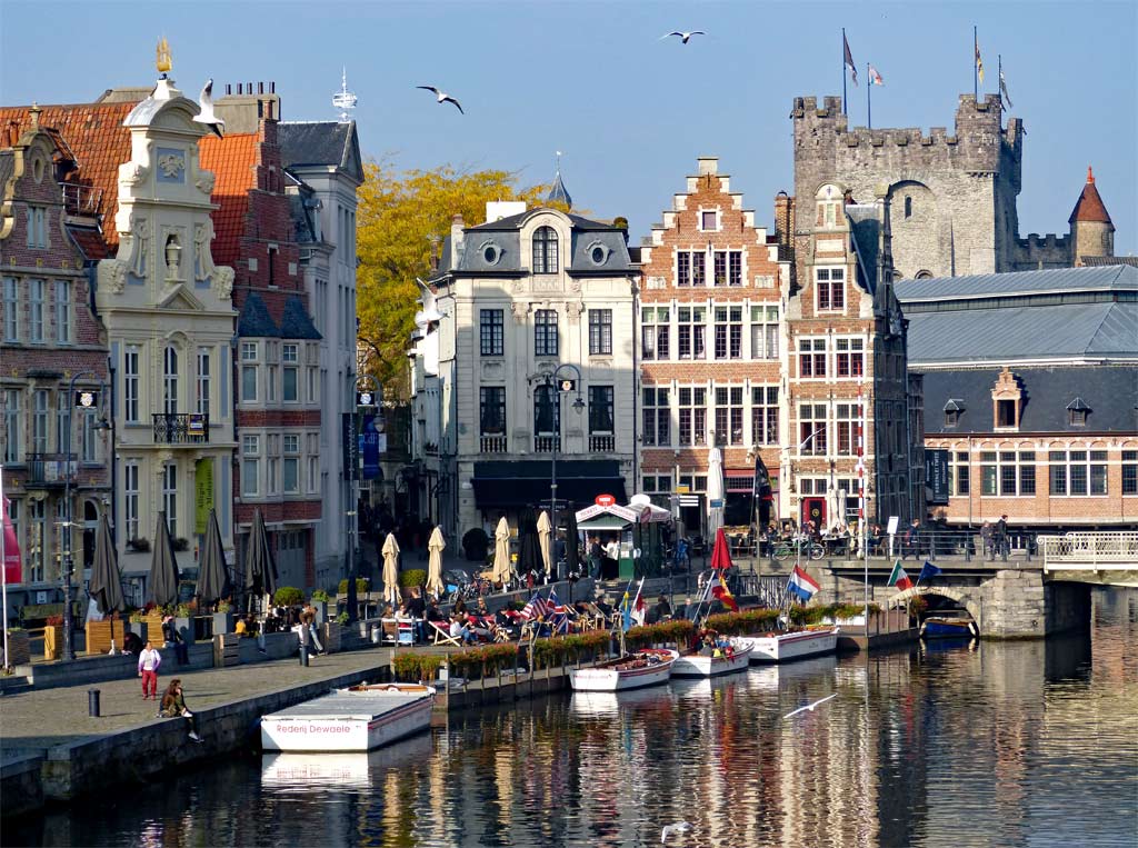 Fußgänger laufen entlang Korenlei, Graslei bei Sonnenschein in Gent, Gent Sehenswürdigkeiten, Moments of Travel
