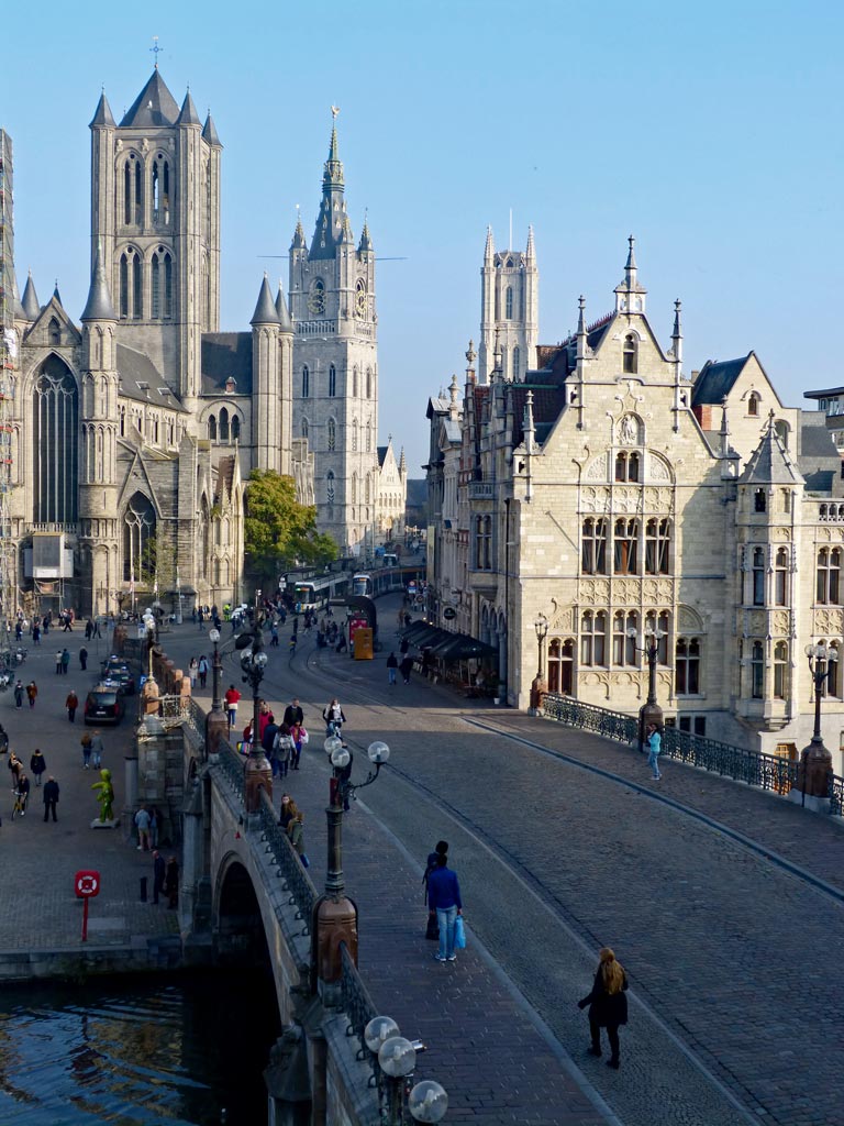 Blick auf historischen Stadtkern von Gent, Fußgänger laufen auf Brücke, Gent Sehenswürdigkeiten, Moments of Travel