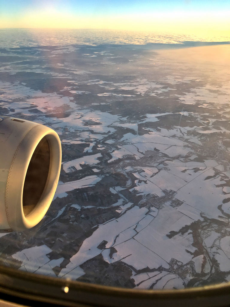 Aussicht auf die Erde aus Flugzeug - Moments of Travel