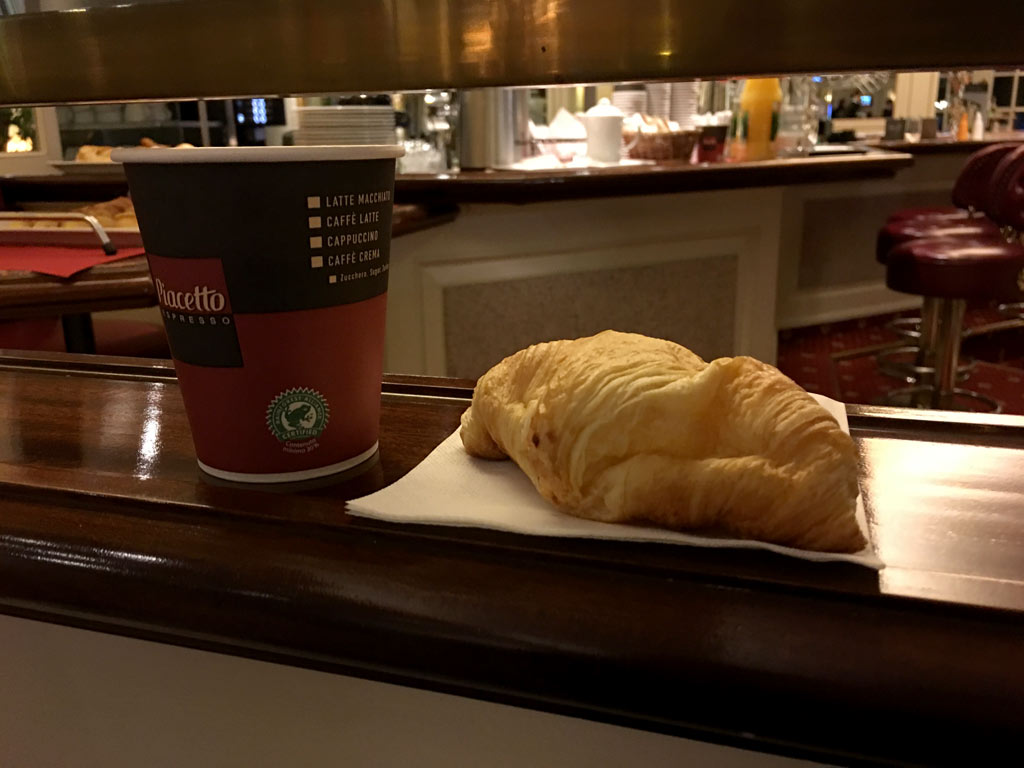 Kaffee und Croissant - Moments of Travel