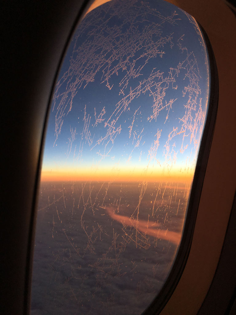 Sonnenaufgang aus Flugzeug fotografiert - Moments of Travel