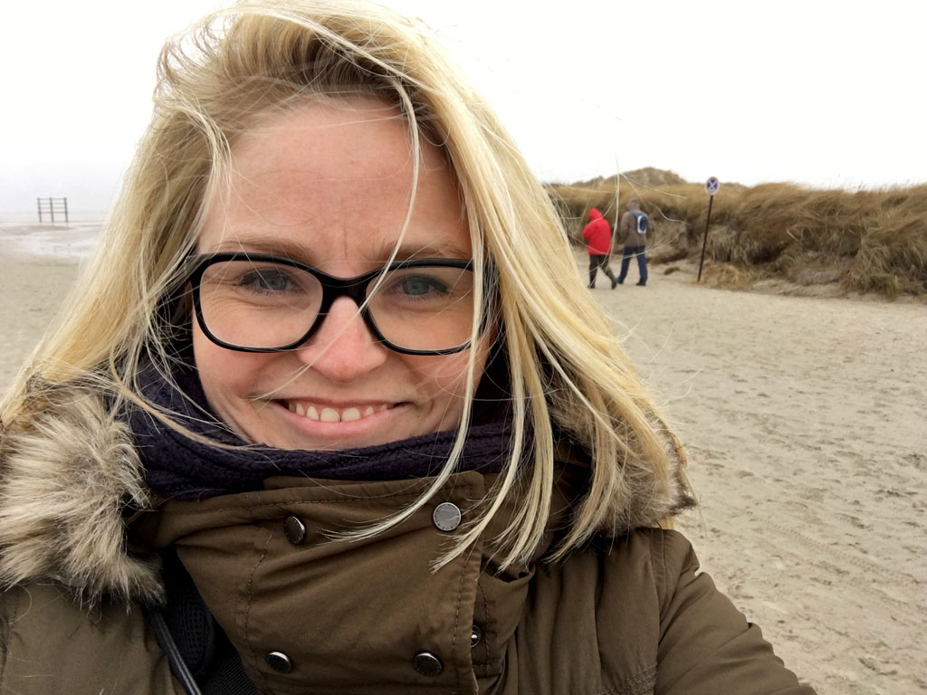 Frau am Strand von Sant Peter-Ording