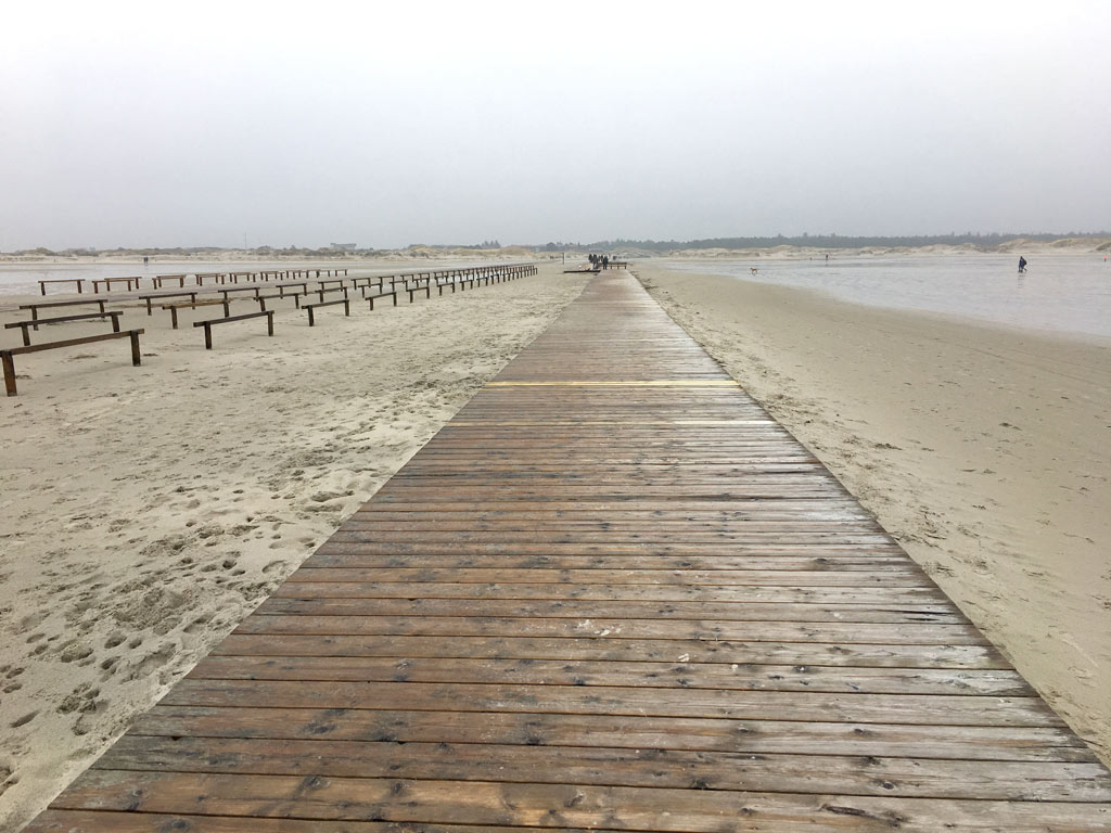 Holzsteg mit Sand St. Peter-Ording