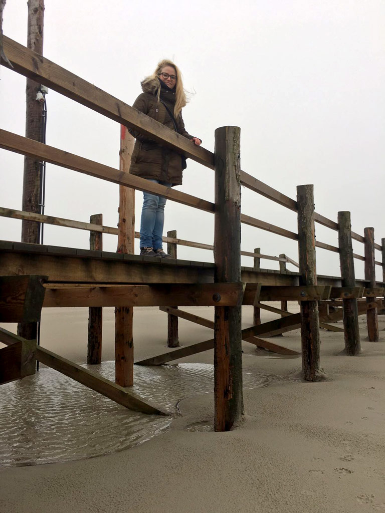 Mädchen Brücke St. Peter-Ording