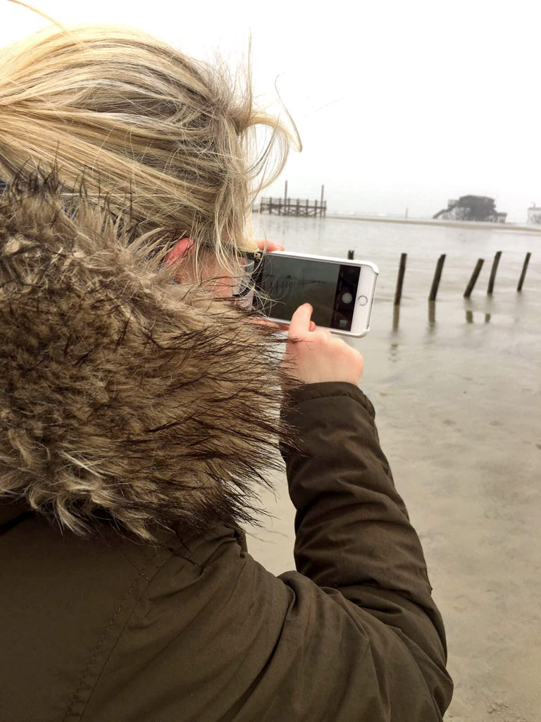 Mädchen Smartphone St. Peter-Ording