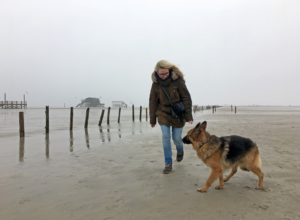 Mädchen mit Hund St. Peter-Ording