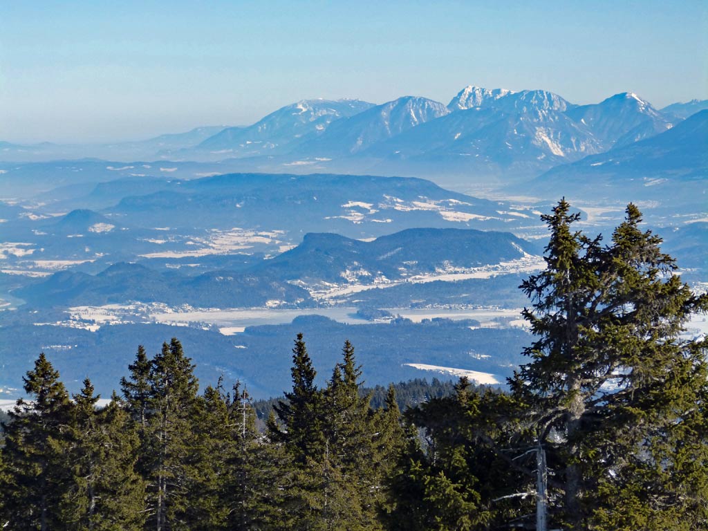 aussicht vom dobratsch auf tal