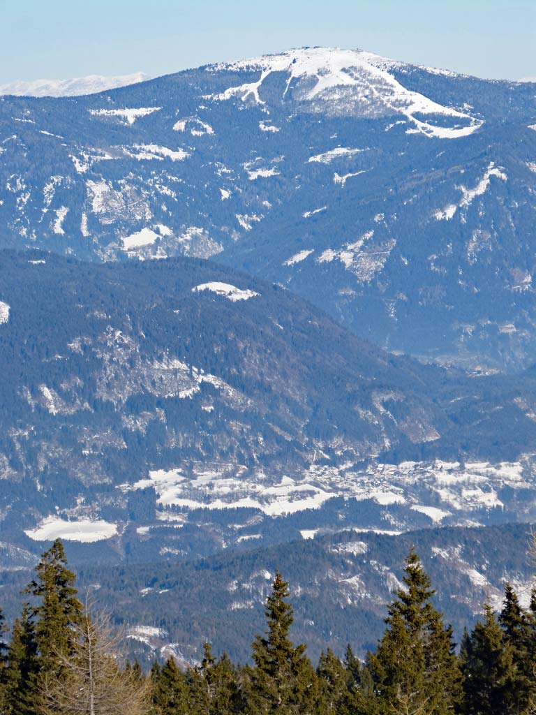 blick auf gebirge vom dobratsch