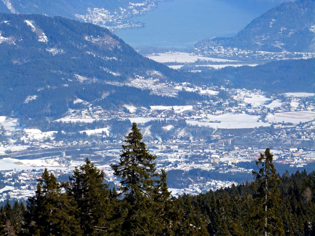 blick auf tal zwischen bergen ossiacher see