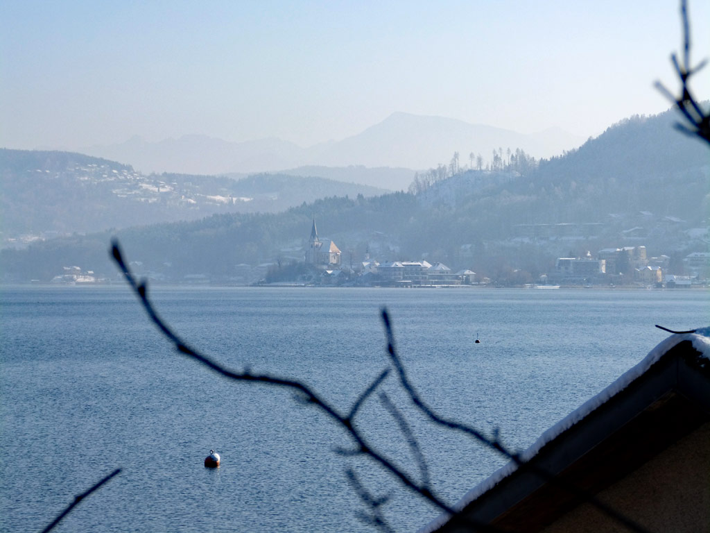 blick ueber ossiacher see auf haus