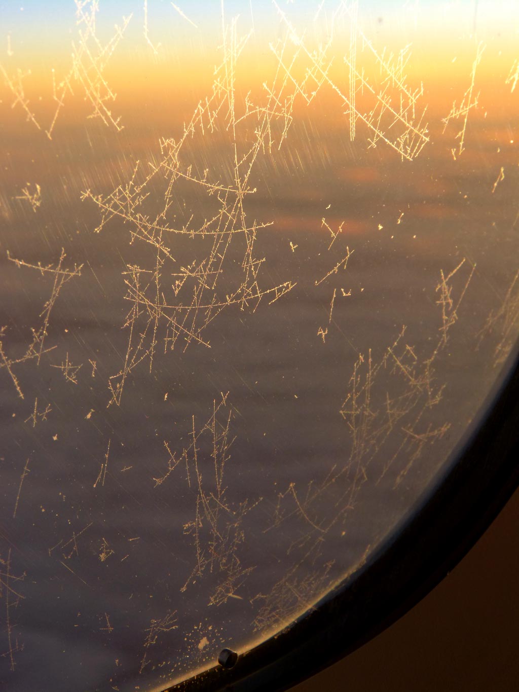 eiskristalle am fenster im flugzeug