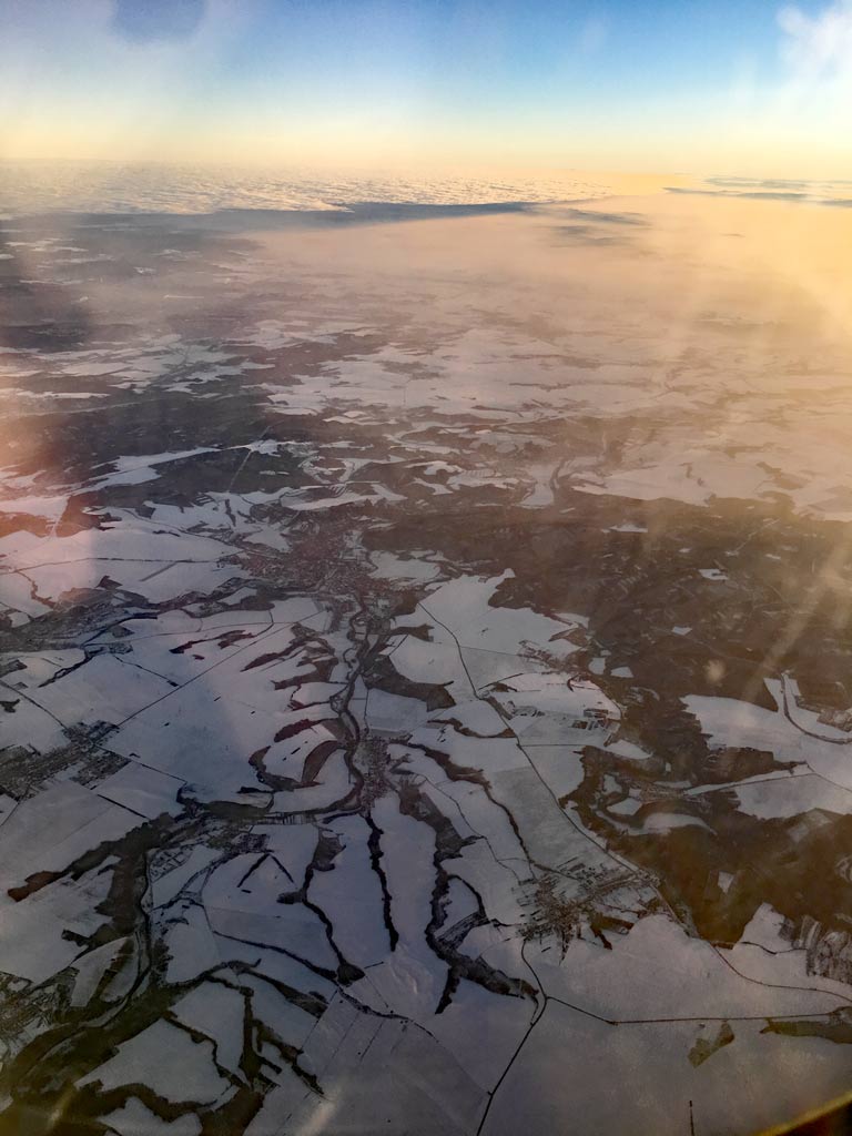 oesterreich von oben bei sonnenaufang