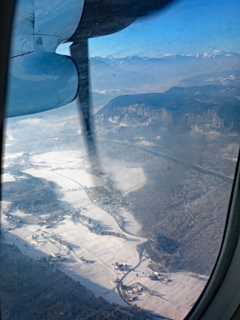 oesterreich von oben mit blick auf berge und schnee