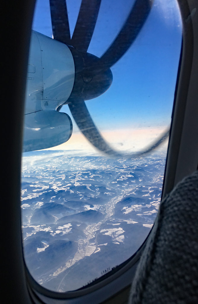 propellermaschine aussicht auf oesterreichs berge